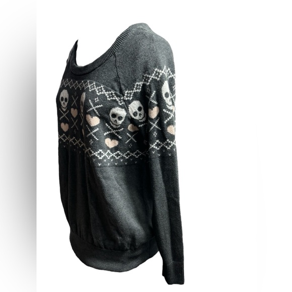 Cute! Torrid Skull and Hearts Gray Sweater - Picture 2 of 11
